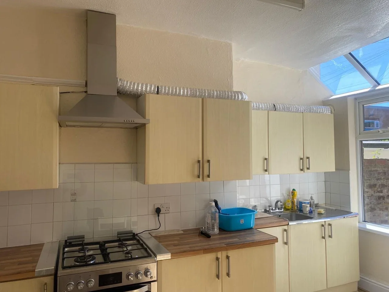 Room Clarendon Road in Tameside