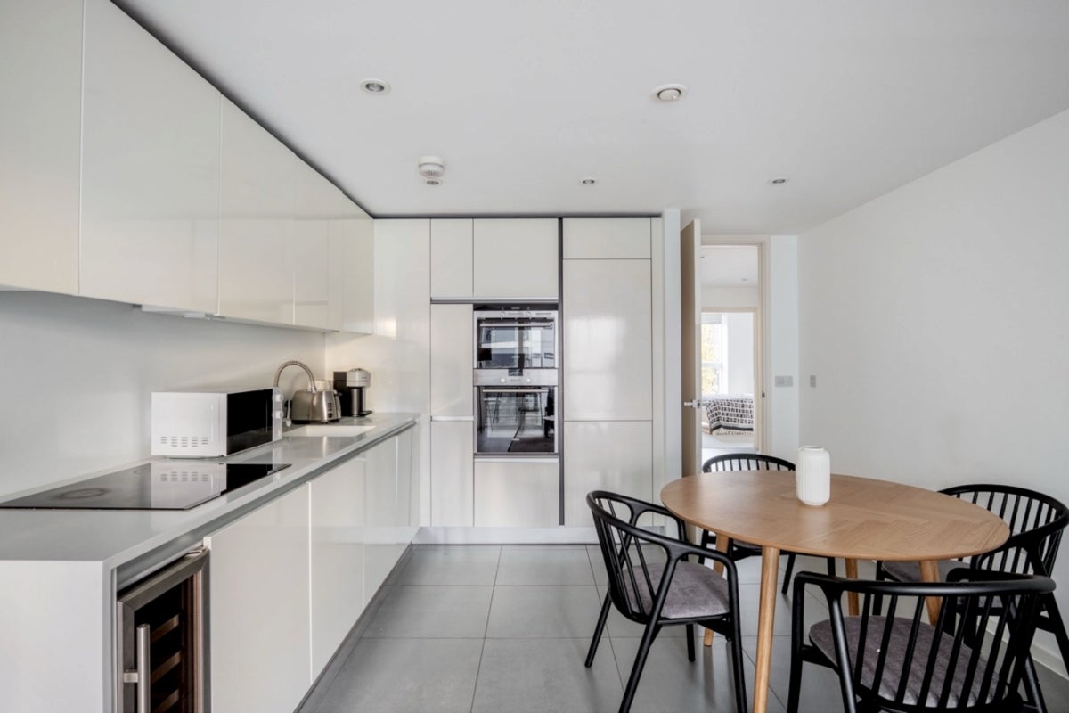 Flat Dance Square in Greater London