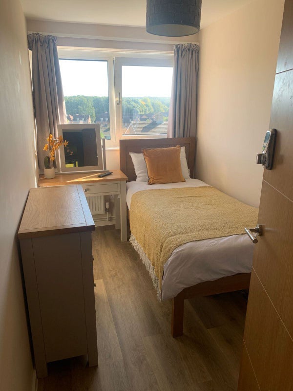Room Arden Road in Crawley