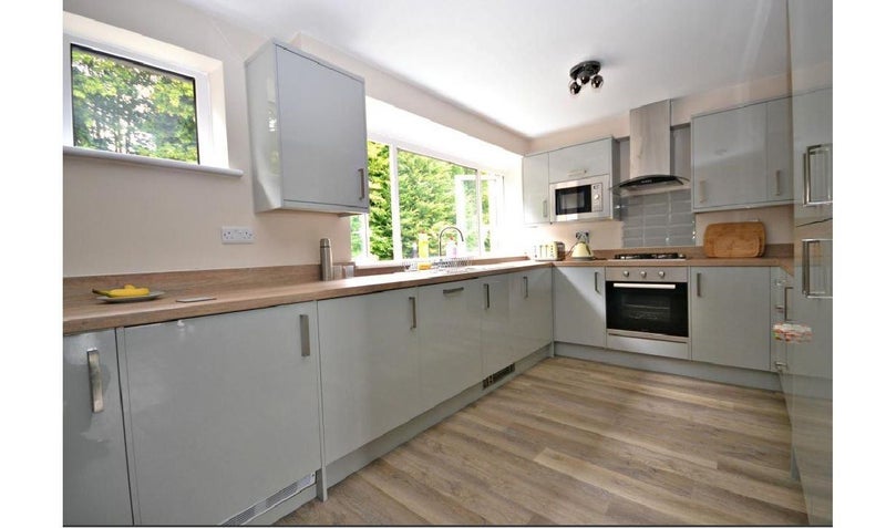 Room Arden Road in Crawley