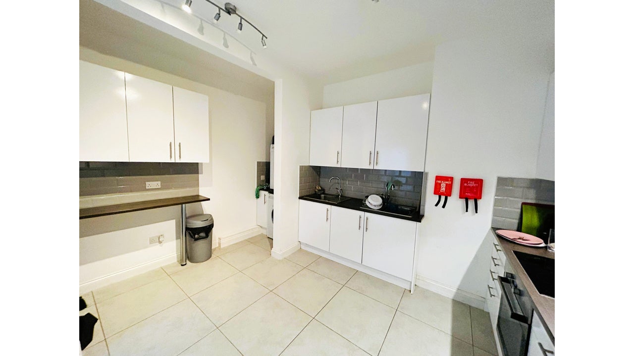 Room Alexandra Avenue in Greater London