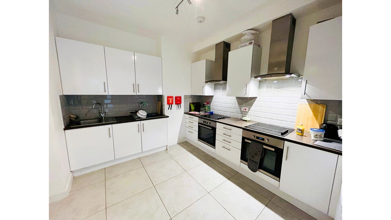 Room Alexandra Avenue in Greater London