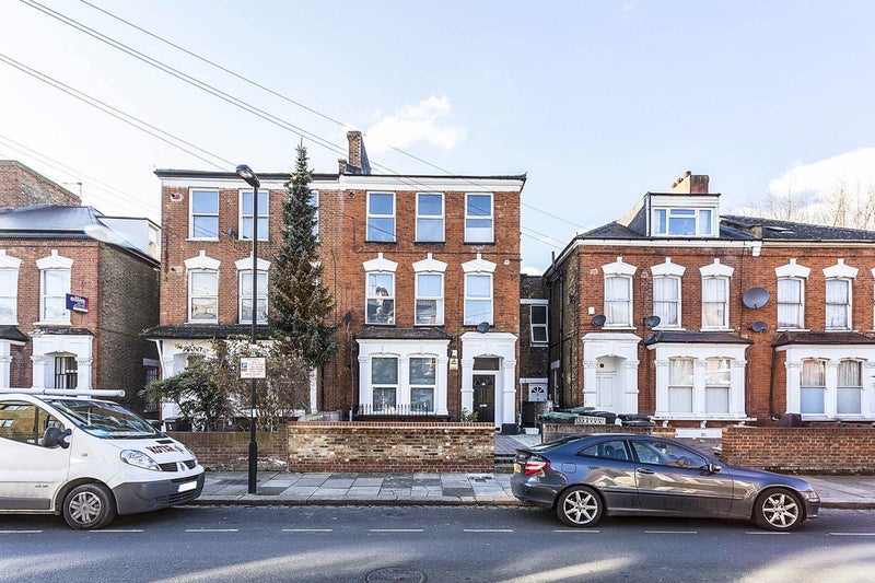 Flat Pembury Road in Greater London