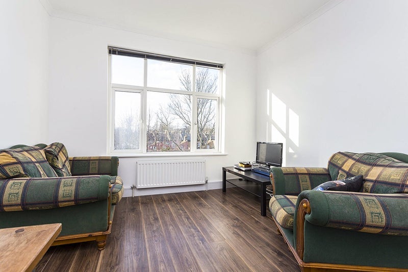 Flat Pembury Road in Greater London