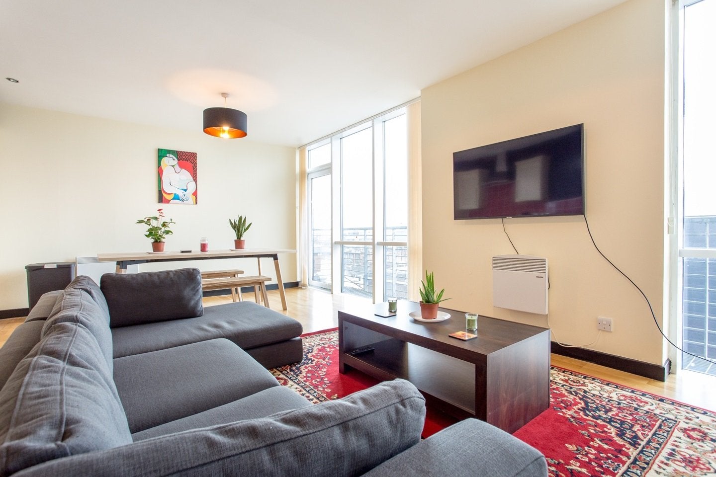 Flat Renfrew Court in Glasgow