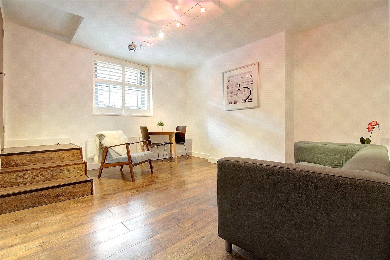 Flat Boleyn Road in Greater London
