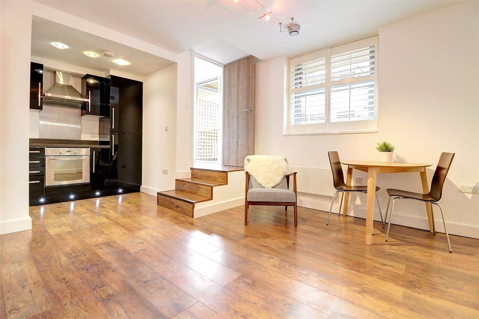 Flat Boleyn Road in Greater London