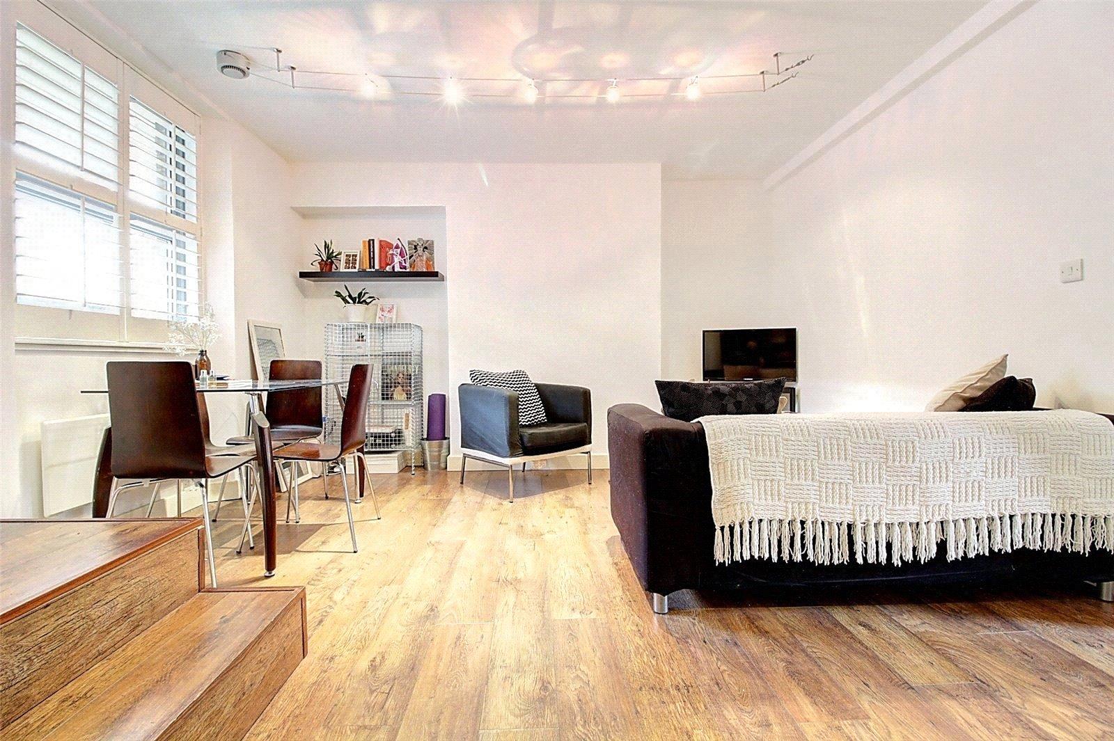 Flat Boleyn Road in Greater London