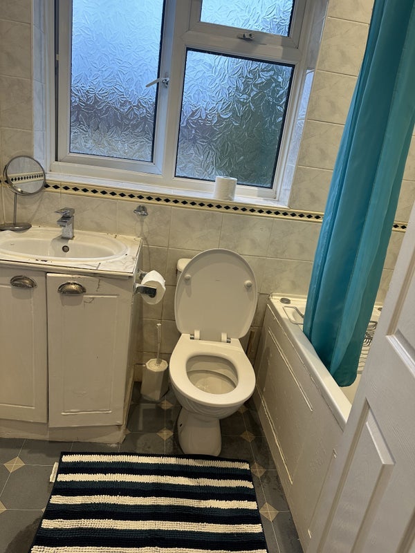 Room Moorside Road in Greater London