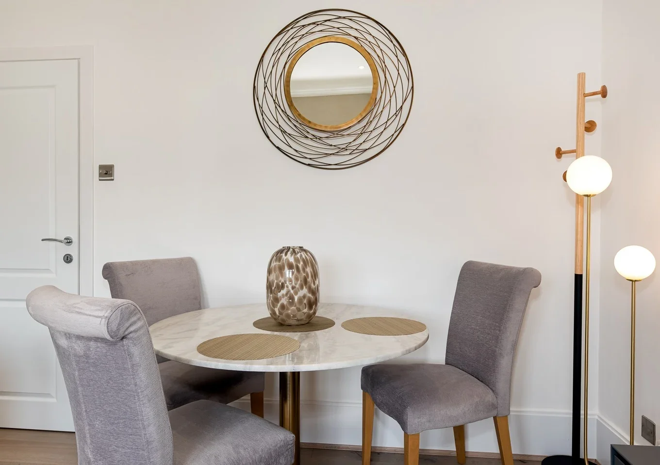 Flat Kensington High Street in Greater London