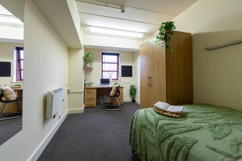 Room Lower Chatham Street in Manchester
