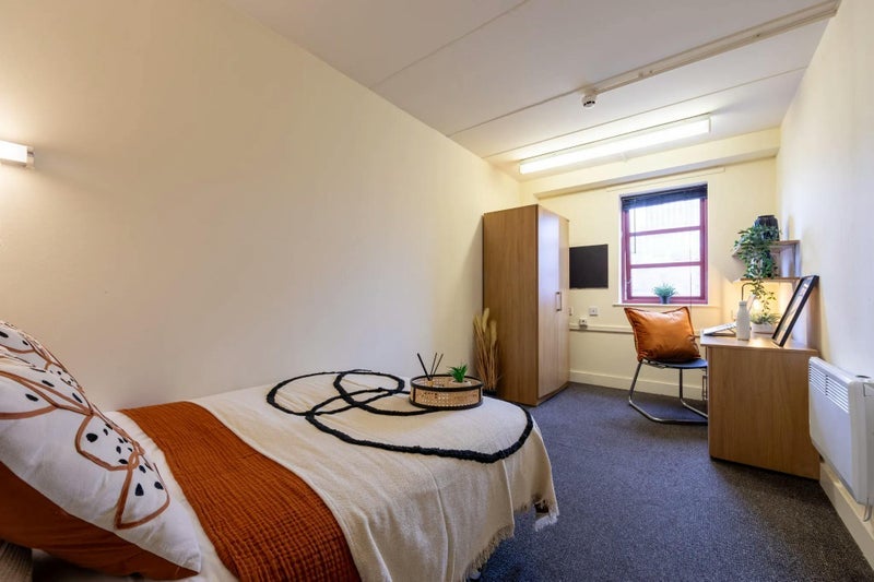 Room Lower Chatham Street in Manchester
