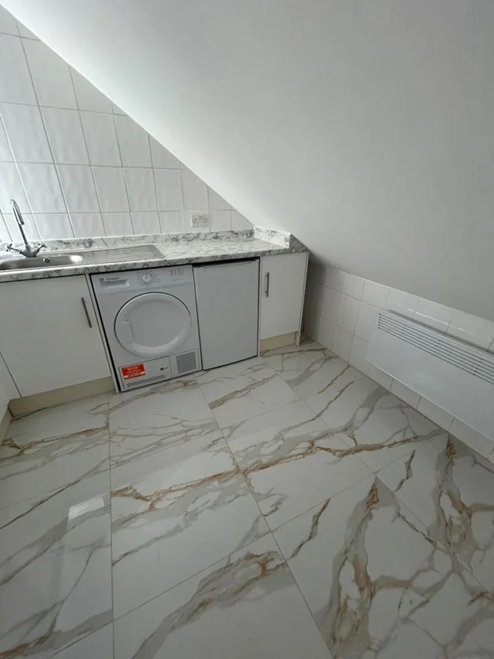 Flat Dean Road in Greater London