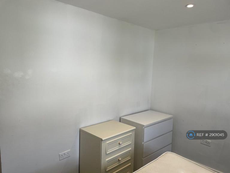 Room Exmoor Close in Chelmsford