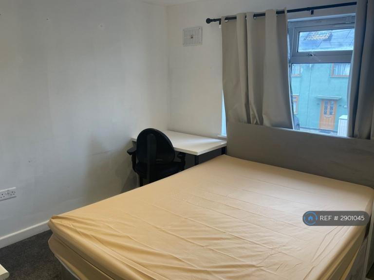 Room Exmoor Close in Chelmsford