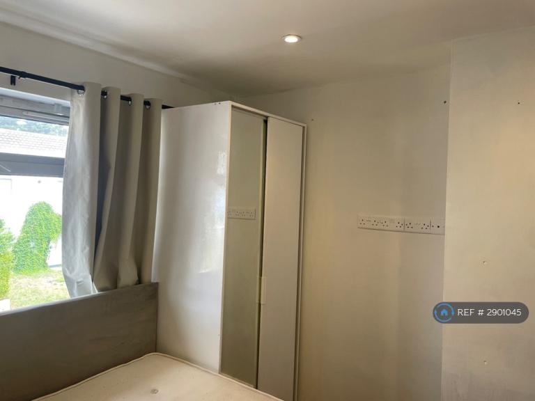 Room Exmoor Close in Chelmsford