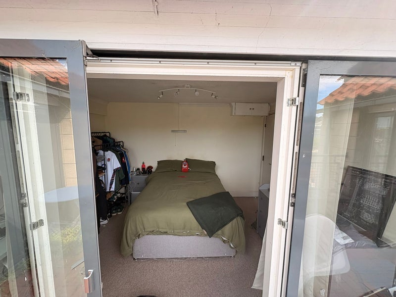 Room Cumberland Road in Bristol