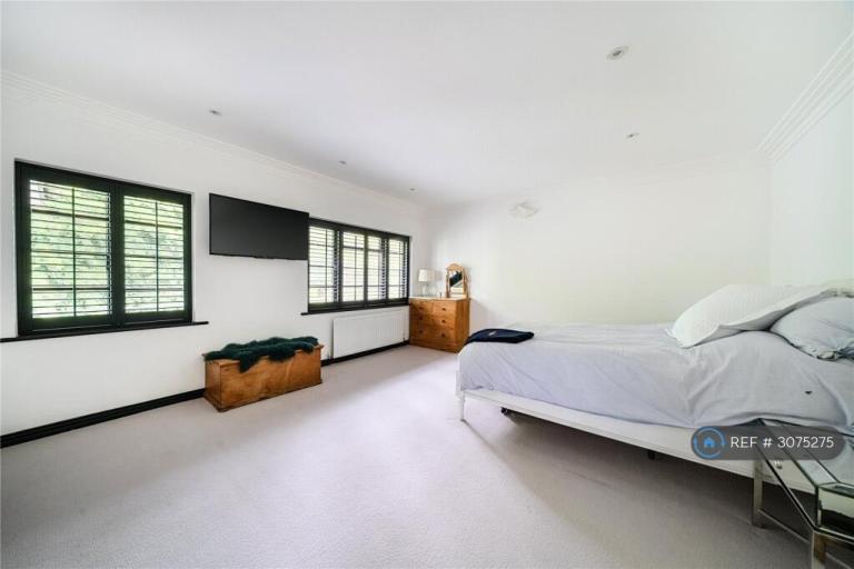 Flat Broomfield Park in Sunningdale