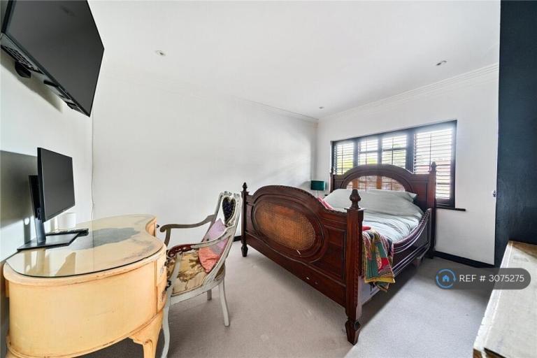 Flat Broomfield Park in Sunningdale