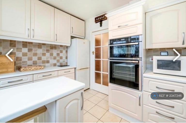 Flat Helena Road in Greater London