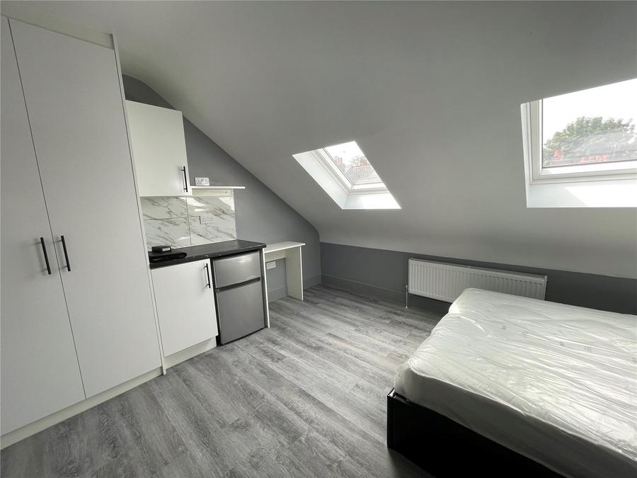 Room Beecham Road in Reading