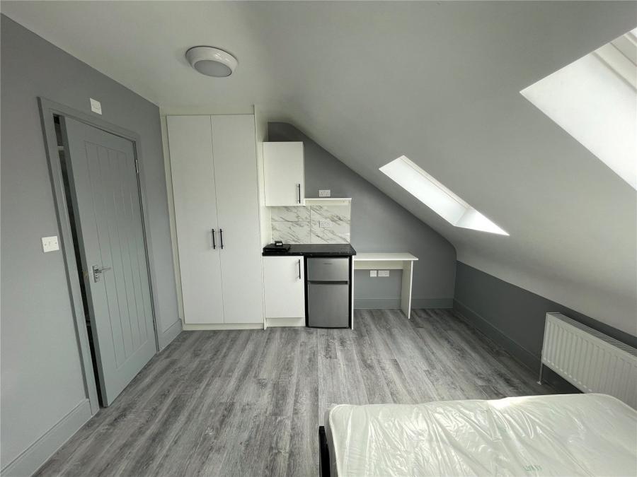 Room Beecham Road in Reading