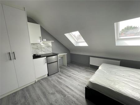Room Beecham Road in Reading