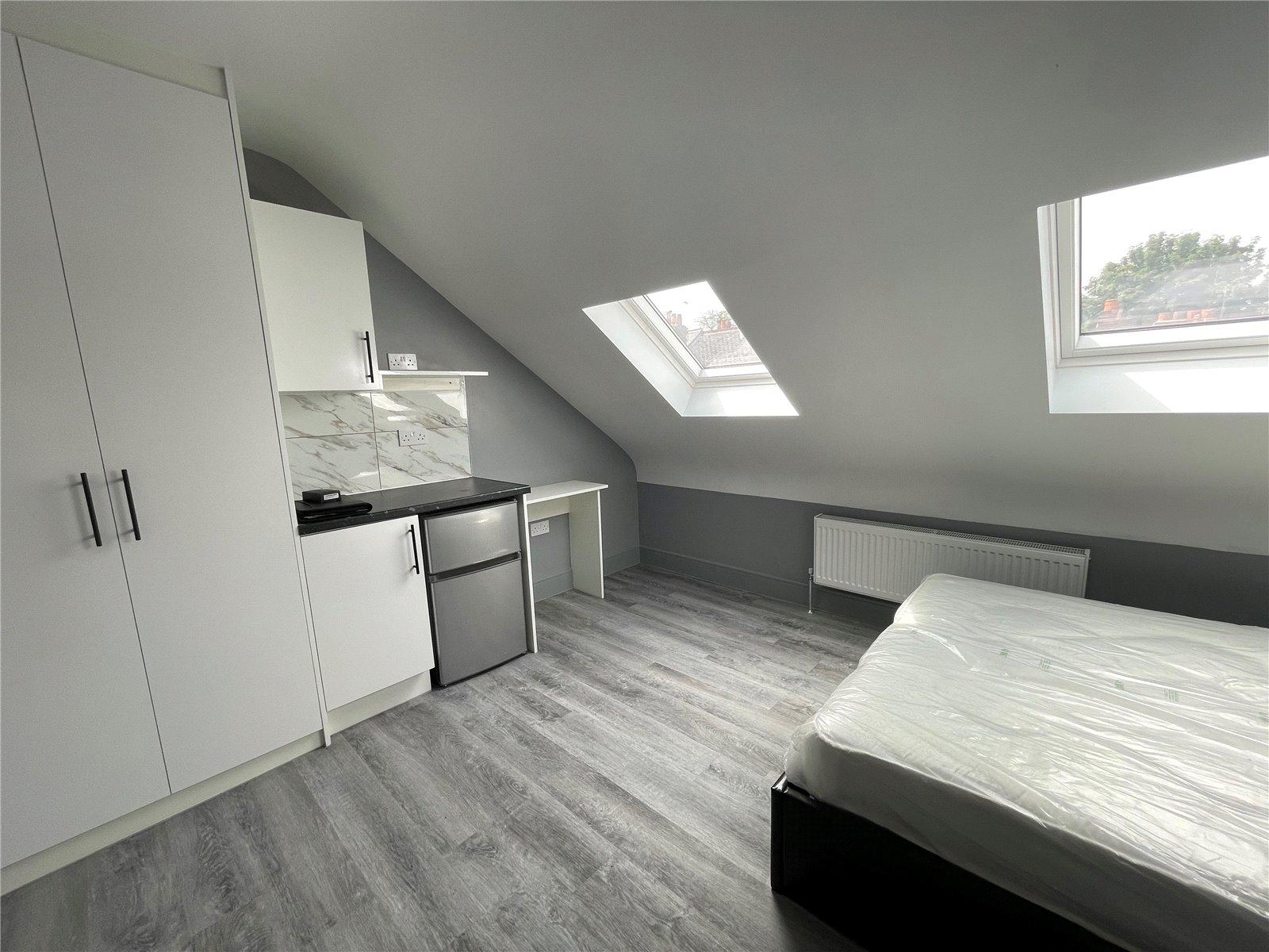 Room Beecham Road in Reading