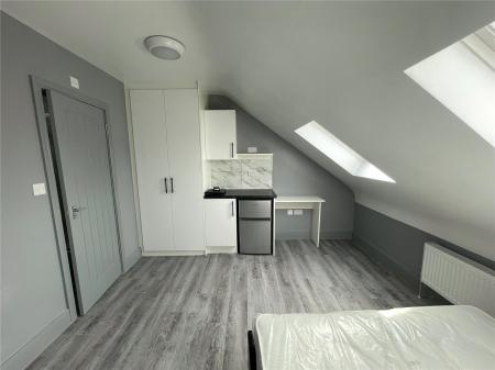 Room Beecham Road in Reading