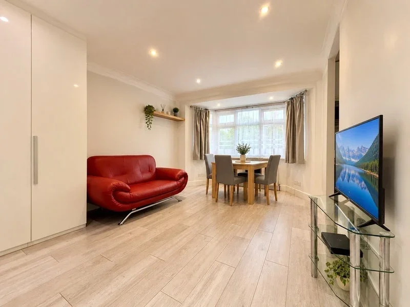 Flat Chiltern Gardens in Greater London
