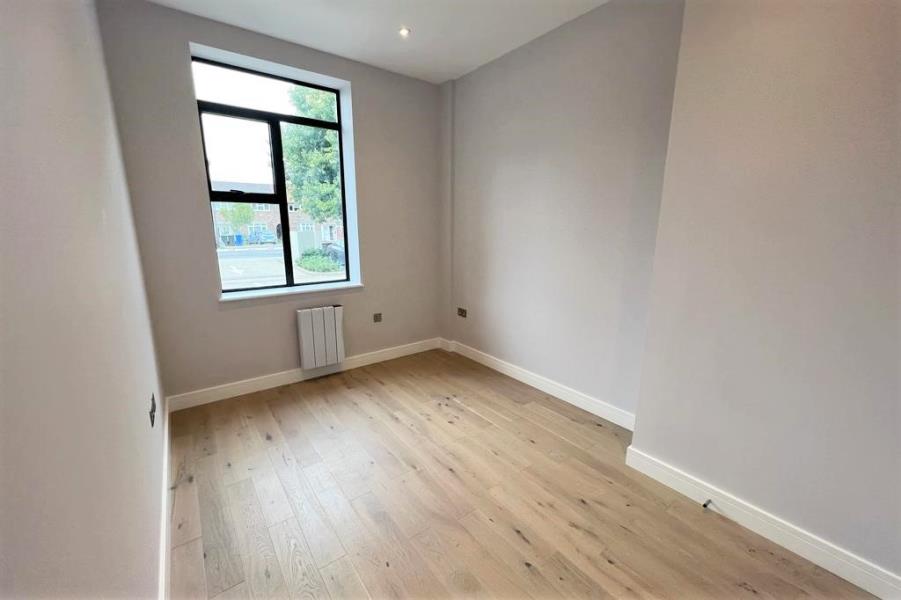Flat Forsyth Road in Woking