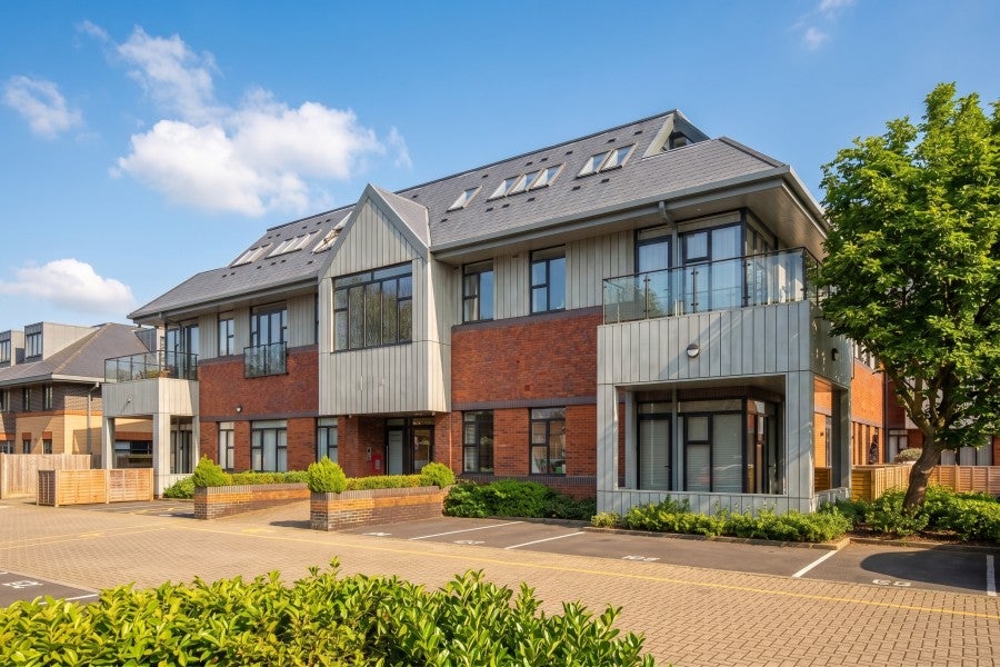 Flat Forsyth Road in Woking