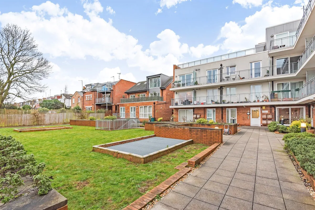 Flat Lankaster Gardens in Greater London
