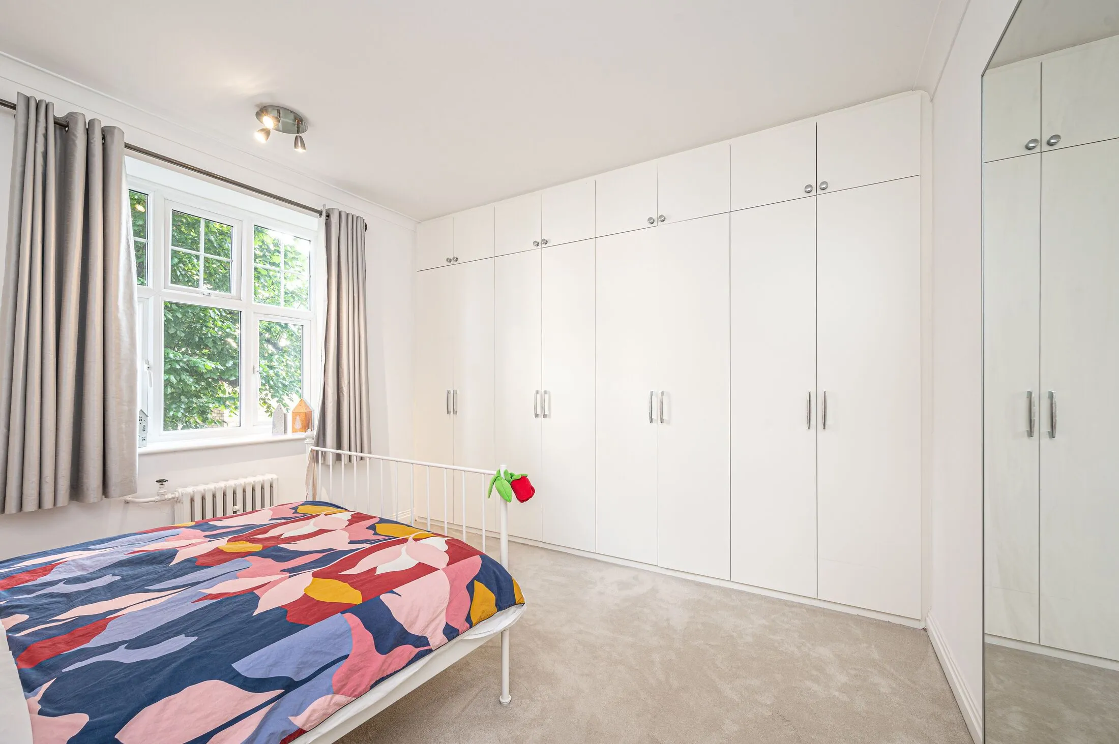 Flat Belsize Grove in Greater London