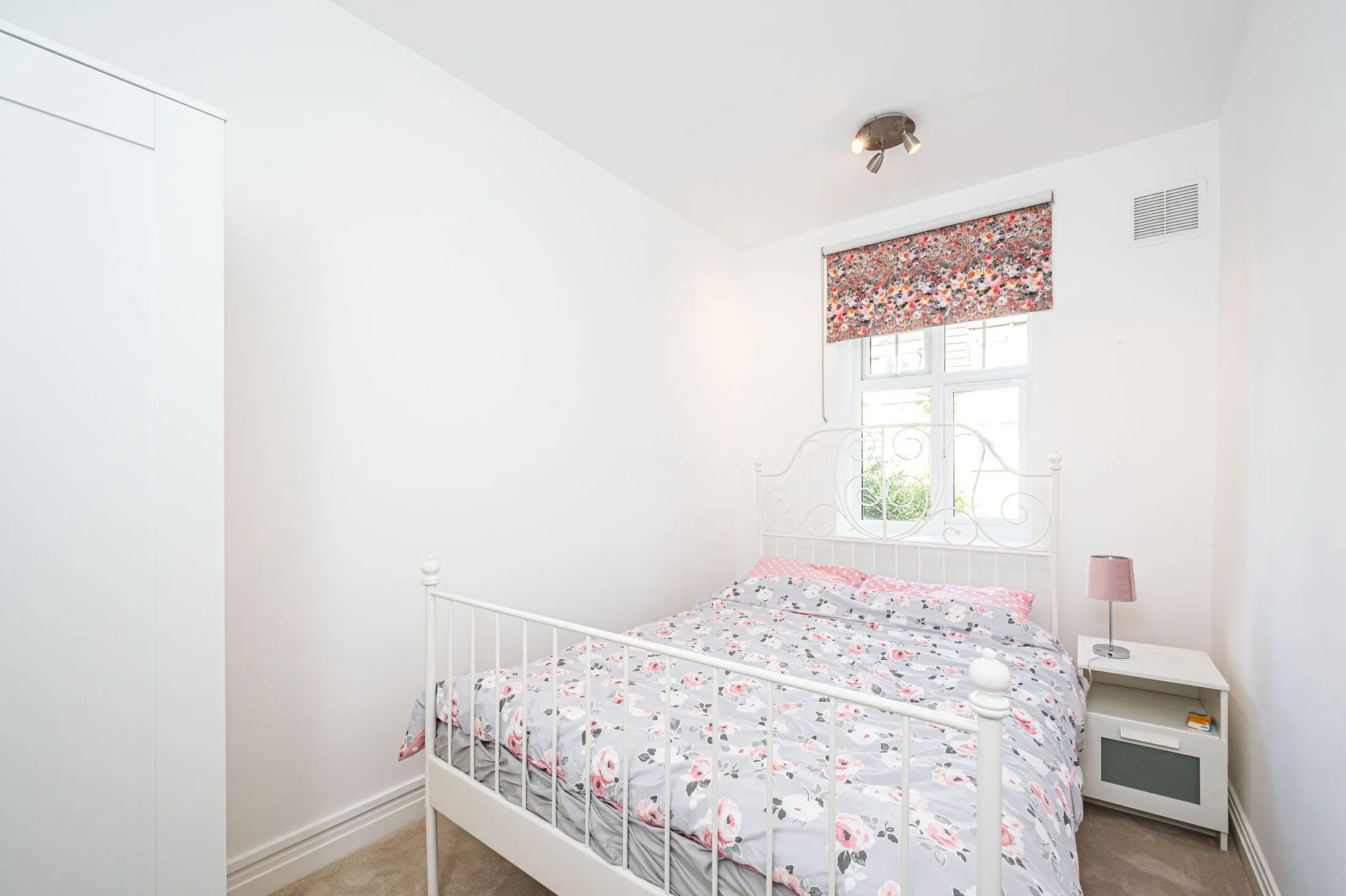 Flat Belsize Grove in Greater London