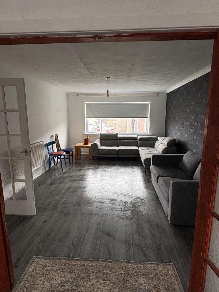 Flat Fulbar Street in Renfrew