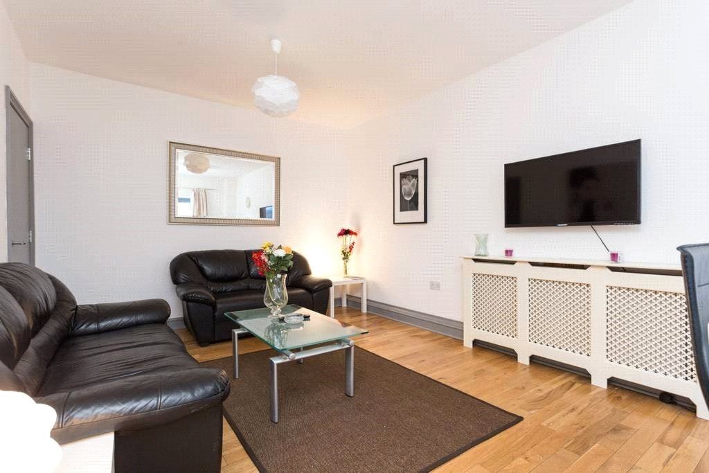 Flat Chicksand Street in Greater London