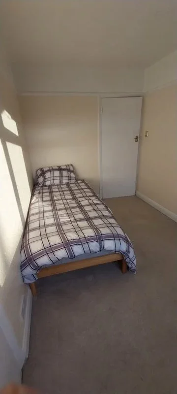Room Paget Avenue in Greater London