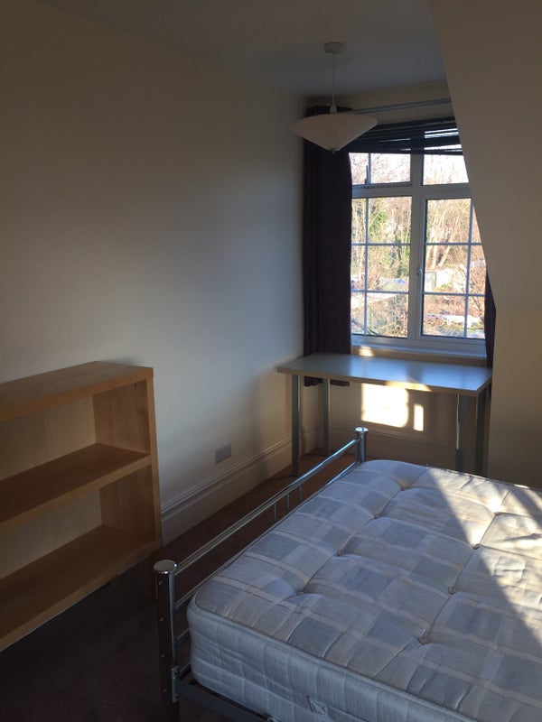 Room Oak Way in Greater London