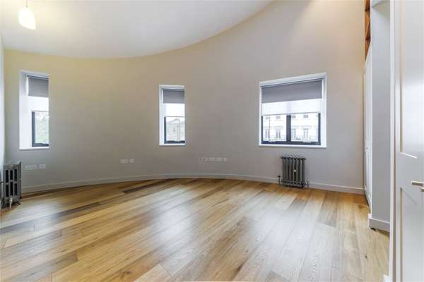 Flat Grosvenor Road in City of Westminster