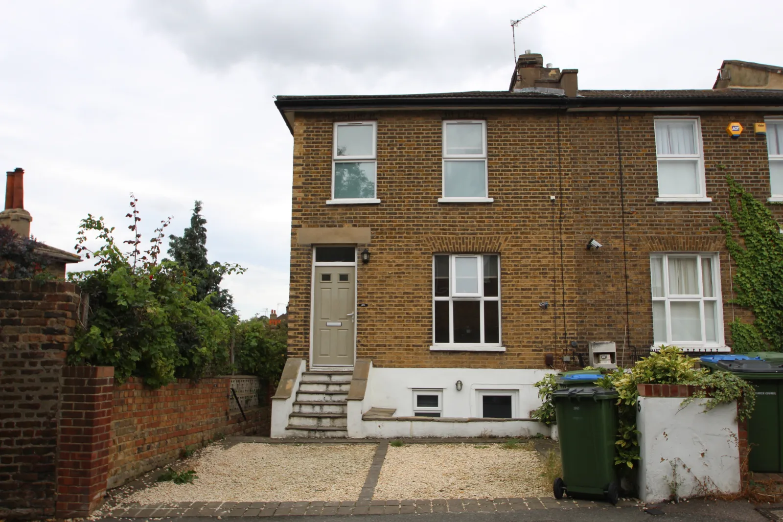 Flat Plum Lane in Greater London