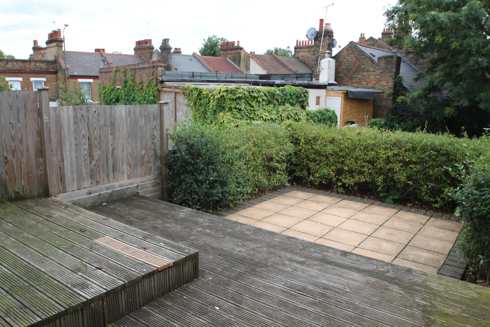 Flat Plum Lane in Greater London