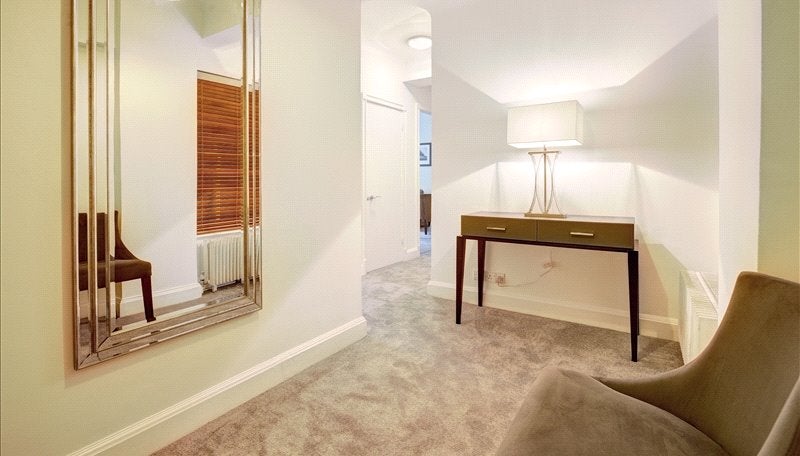 Flat Ixworth Place in Greater London