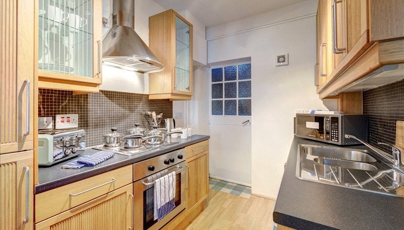 Flat Ixworth Place in Greater London