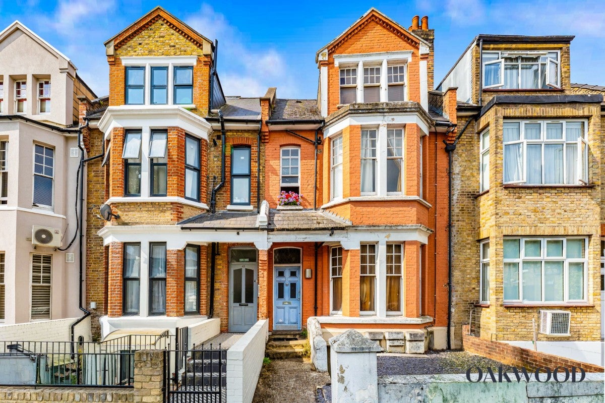Flat Cranwich Road in Greater London
