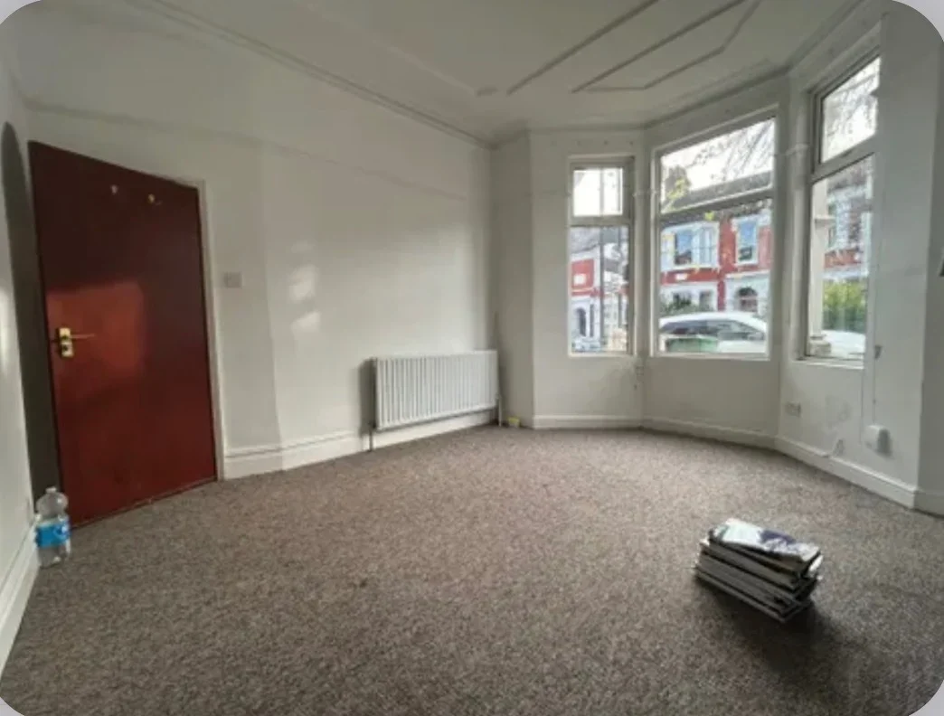Flat Warham Road in Greater London