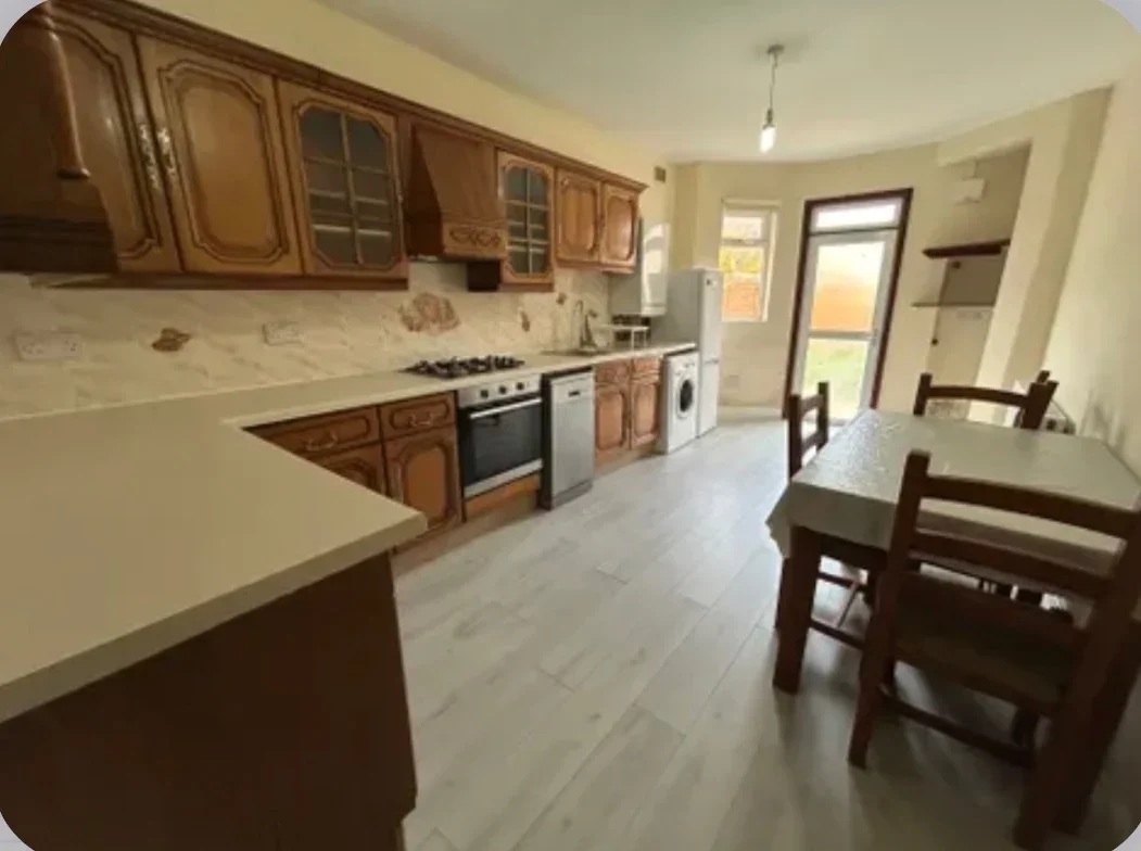 Flat Warham Road in Greater London