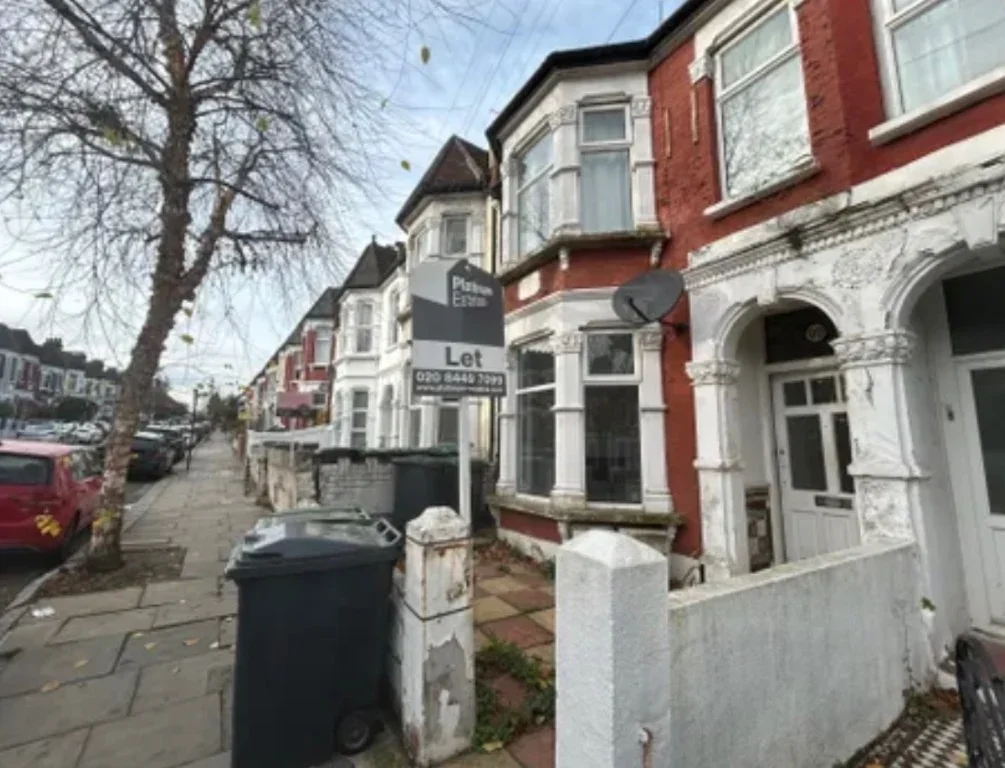 Flat Warham Road in Greater London