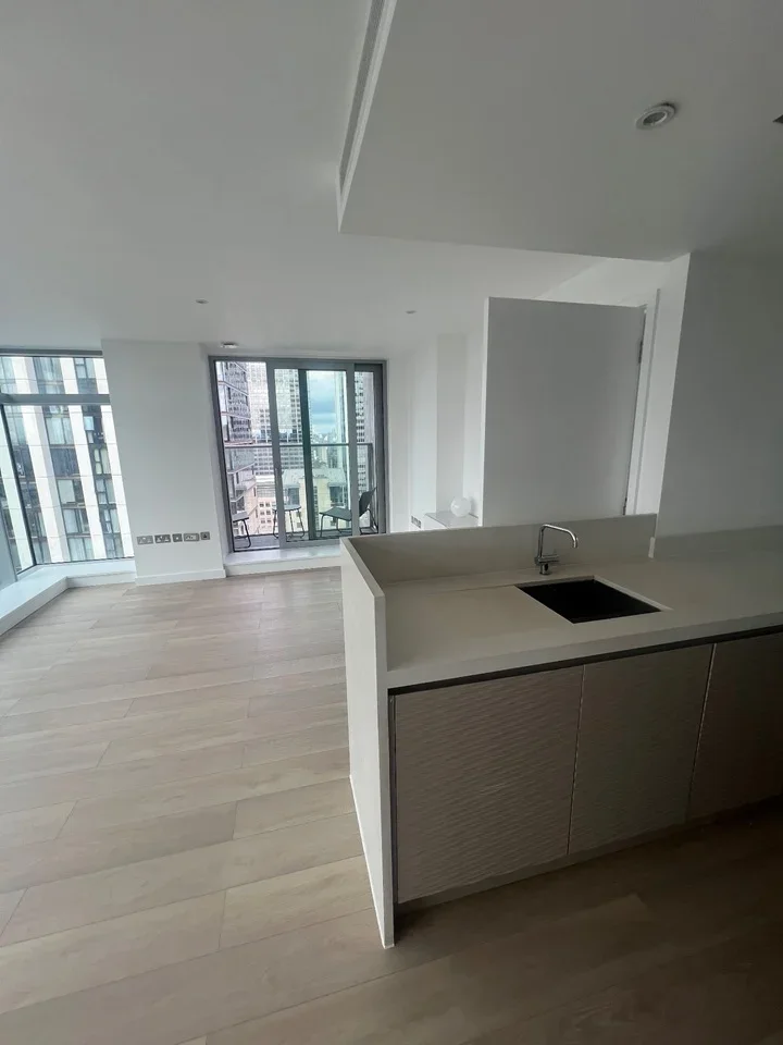 Flat Pan Peninsula Square in Greater London