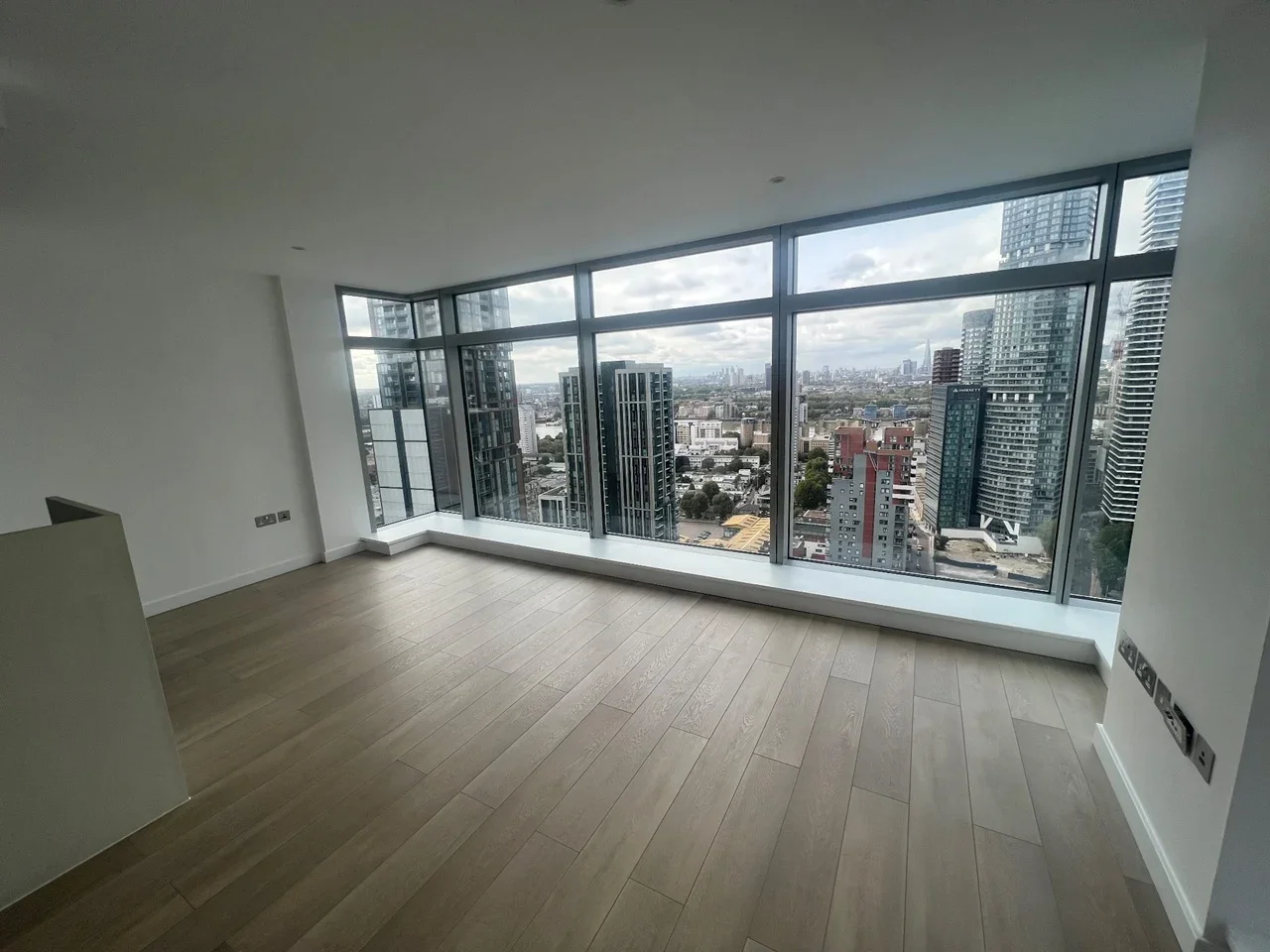 Flat Pan Peninsula Square in Greater London
